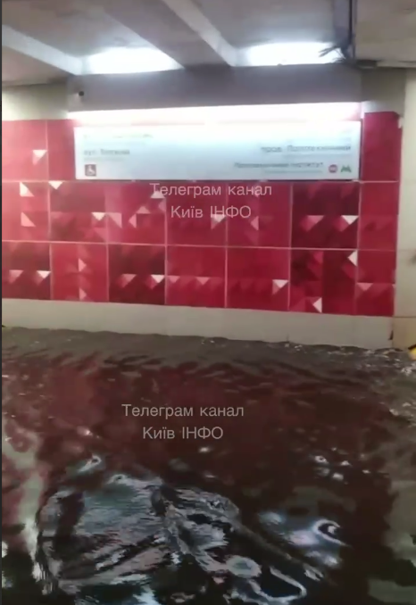 Гроза в Киеве затопила переходы: "без резиновых сапог" далеко не уйдешь (фото)